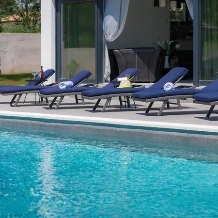 Mit Privatpool Fuer 10 Personen Ca 300 Qm In Loborika, Istrien Suedkueste Von Istrien * Loborika